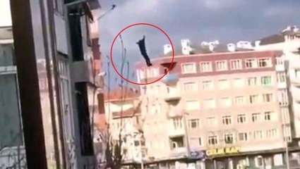 5 katlı binadan atlayan şahsın görüntüleri anbean kameraya yansıdı