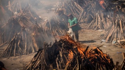 Crematoriums overwhelmed as COVID cases spike in India