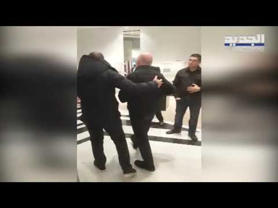 محتجون يجبرون وزير الأشغال والنقل يوسف فنيانوس على مغادرة أحد المجمعات التجارية