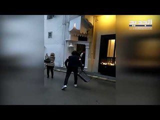 موظفون يعتدون بالضرب على ناشطين حاولوا طرد النائب سامي فتفت وطلال المرعبي من مطعم في بيروت