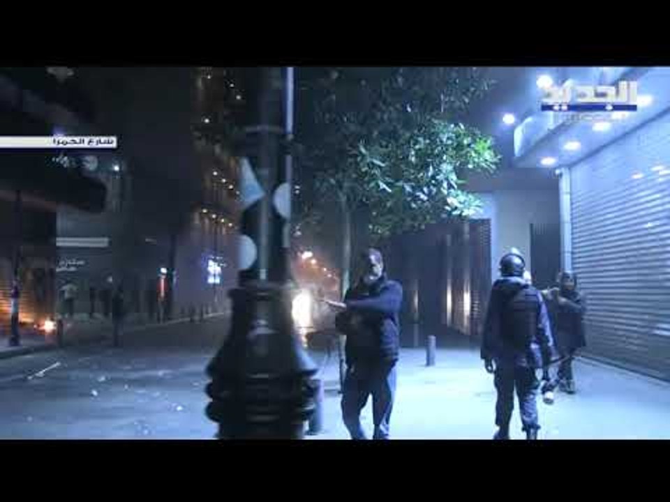 القوى الأمنية تتقدم باتجاه المتظارهين في شارع الحمرا وتعتقل أحد الشبّان