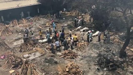 Cremaciones masivas en la capital de India ante el aumento de muertos por covid