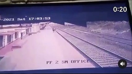 VIRAL VIDEO: रेलवे कर्मचारी ने तेज रफ्तार ट्रेन से बचाई बच्चे की जान, देश के हर नागरिक ने की तारीफ