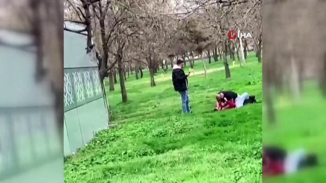 Biri yumrukladı, diğeri o anları kaydetti...Kız arkadaşına buluşma teklifinde bulunan şahsı yere yatırıp böyle yumrukladı