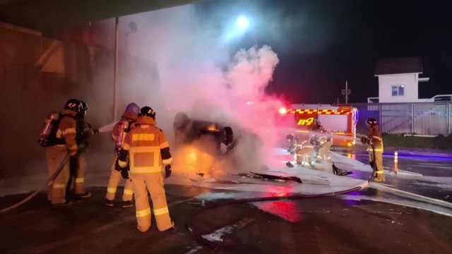 고가 들이받은 승용차 전복 뒤 화재...운전자 숨져 / YTN