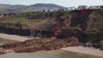 Galler sahilinde toprak kayması