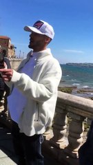 Tres jóvenes les dan una auténtica lección de dignidad y valentía a varios agentes de la Policía Local de Gijón que pretendían multarlos