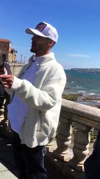 Tres jóvenes les dan una auténtica lección de dignidad y valentía a varios agentes de la Policía Local de Gijón que pretendían multarlos