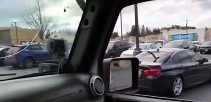 Yanlış park edilen arabaya öyle bir şey yaptı ki!