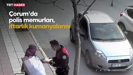 Polislerden ihtiyaç sahibi anne ve çocuklarına yardım eli
