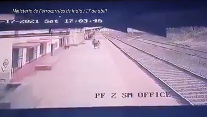 Heroico rescate en las vías de tren en India