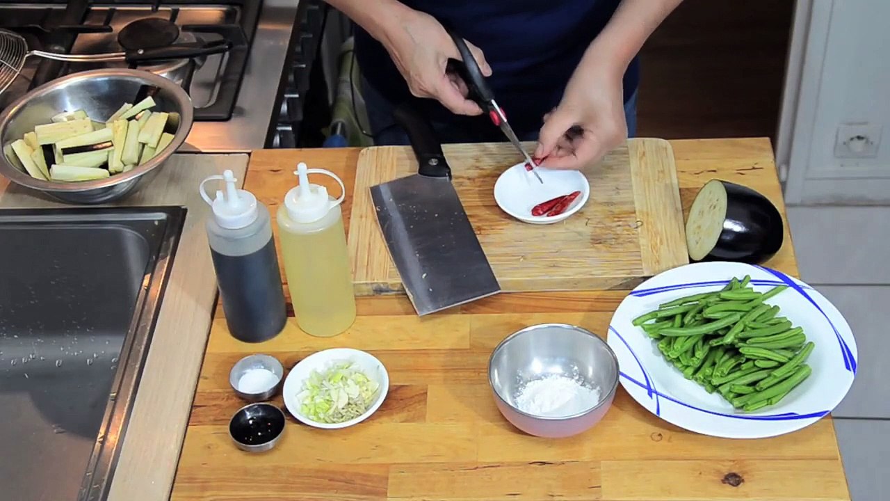 Sauté D' Aubergine Et Haricots Verts - Couverts Et Baguettes