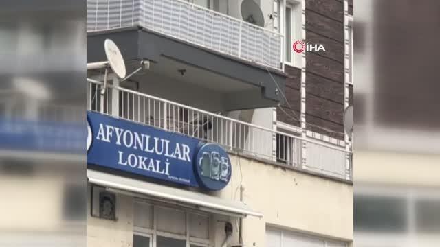Son dakika haberleri | İzmir'de alkollü şahıs tartıştığı esnafa balkondan eşya fırlattı...Balta ve sandalyelerin havada uçuştuğu anlar kamerada