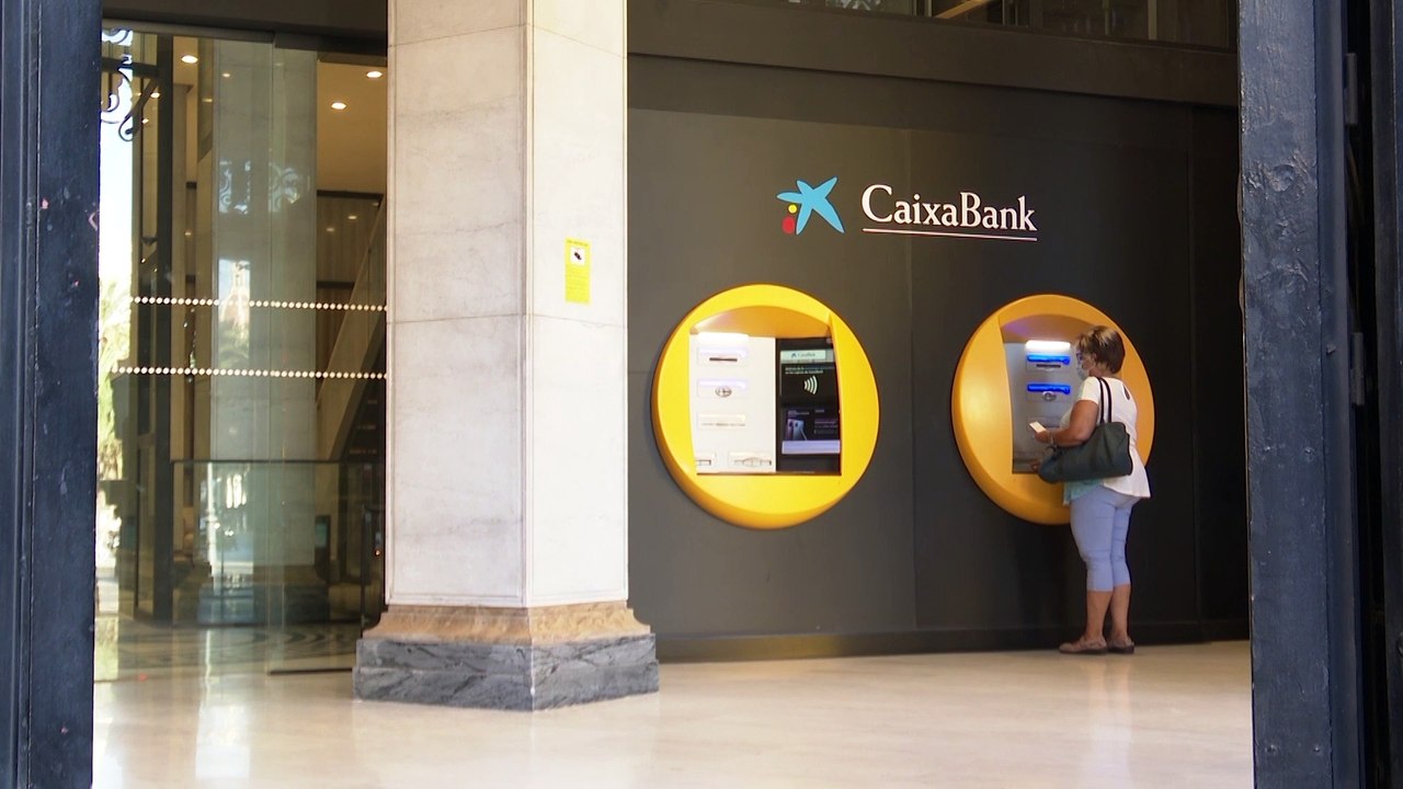 CaixaBank plantea el despido de 8.291 personas y el cierre de 1.534 oficinas