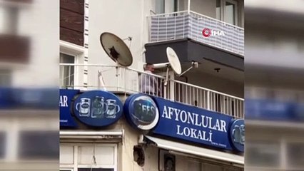 İzmir'de alkollü şahıs tartıştığı esnafa balkondan eşya fırlattı...Balta ve sandalyelerin havada uçuştuğu anlar kamerada