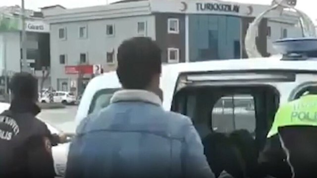 Ceza kesen polise çaresizce yalvardı: Evim kira, 6 aylık oğlum var, yapmayın!
