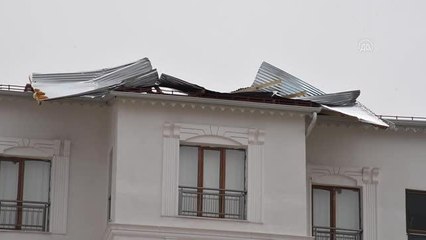 Şiddetli rüzgar, binanın çatısına zarar verdi