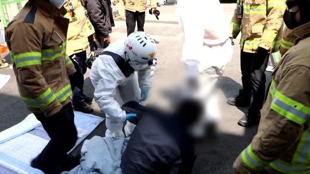 동료 구하려다 공장 질소탱크서 잇따라 질식...5명 부상 / YTN