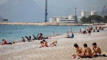 Sıcaklığın 30 dereceye ulaştığı Antalya'da sahiller turistlerle doldu taştı