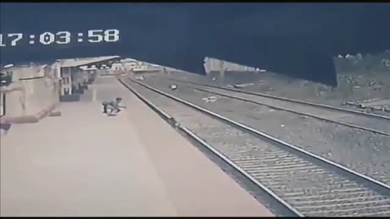 Rescate 'in extremis' de un niño en La India