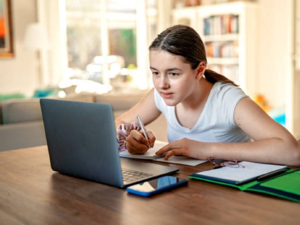 Computerspiele statt schule: kinder lernen deutlich weniger