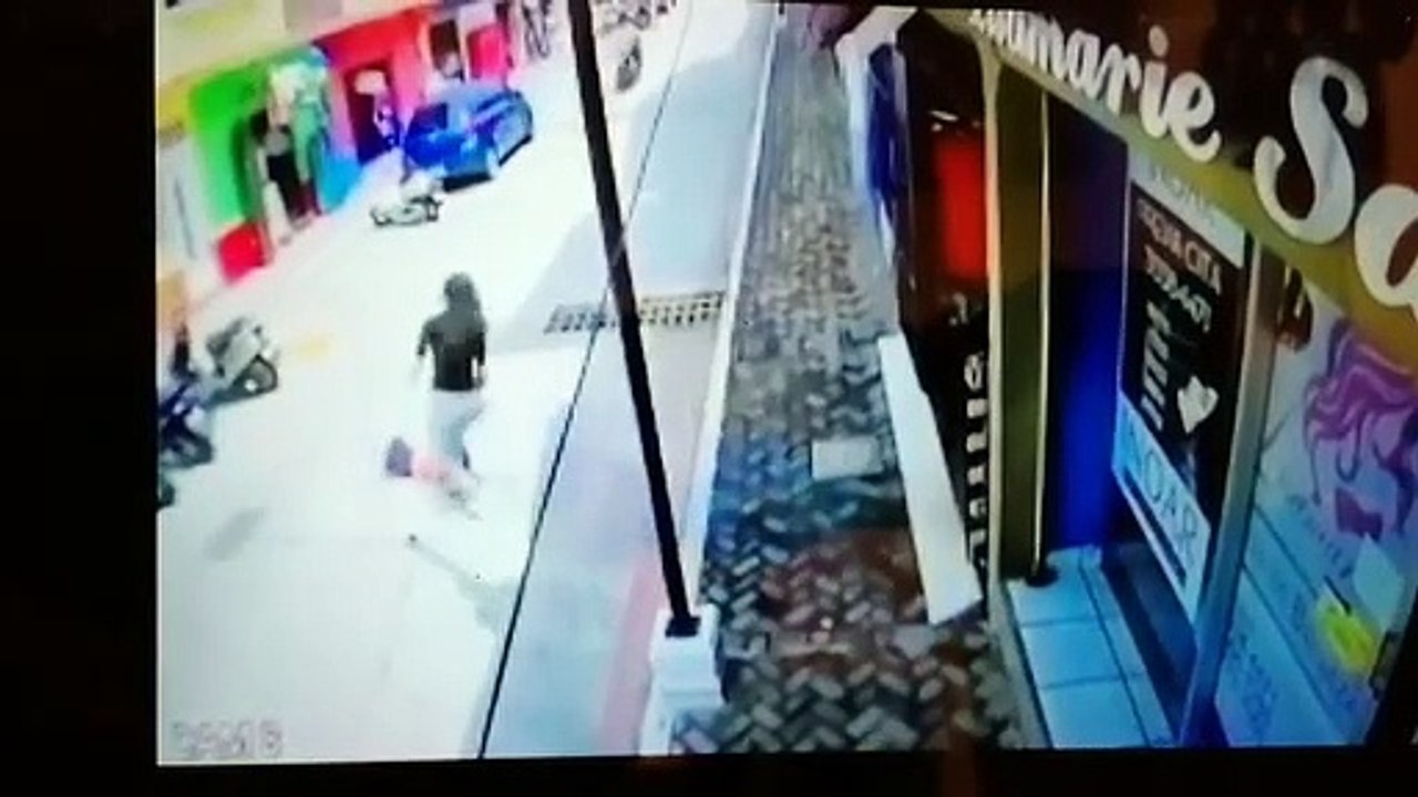 Video: Por estar chateando atropellan a su pequeño hijo
