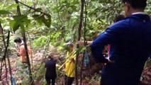 Batu Pahat Jungle Trekking - Bukit Banang 12 Persons Surrounding Towering Tree Challenge -  峇株巴辖 森林浴