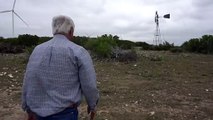 صاحب مزرعة في تكساس يبدل آباره النفطية بتوربينات رياح