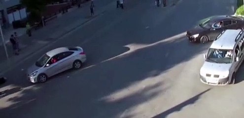 Otomobil yolda yürüyen kadınlara böyle çarptı