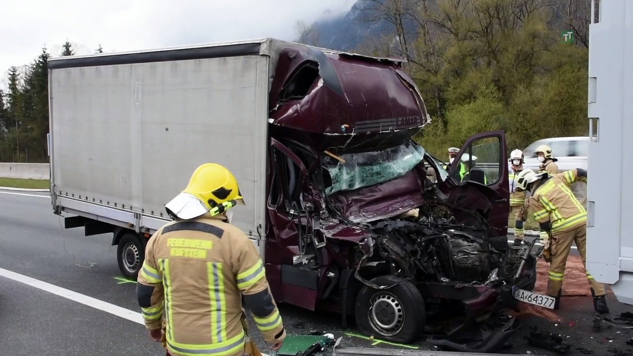 Kleinlaster fuhr bei Kufstein auf Lkw auf