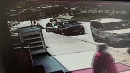 Devrilen tırın dorsesinin altında kalarak alev alan otomobilin sürücüsü öldü