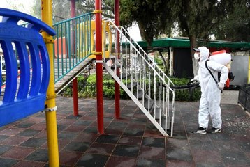 Kuşadası parklarında bahar temizliği yapıldı