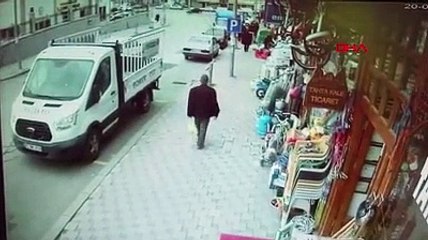 Fırtınada uçan çatı kamerada