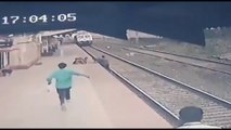 Inde : Après un sprint de 30 mètres, il parvient de justesse à sauver un enfant tombé sur la voie ferrée