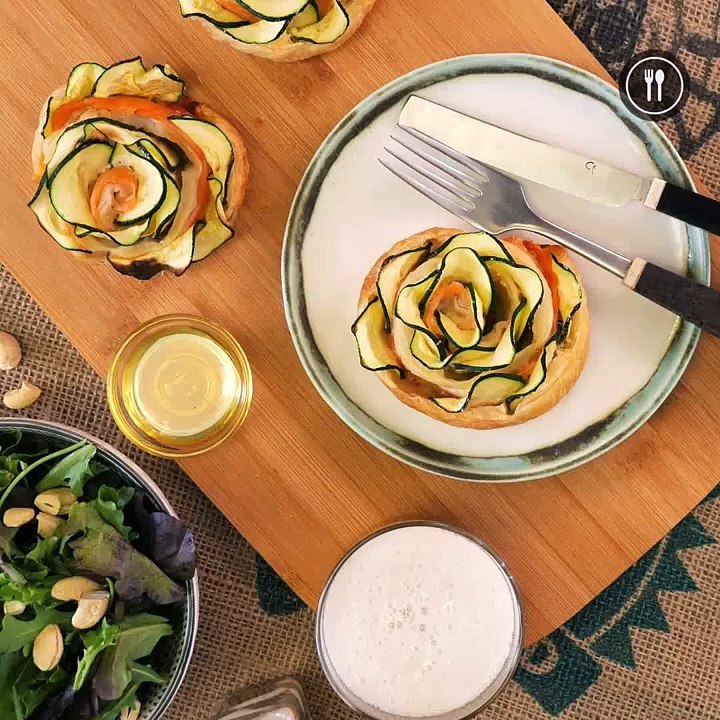 Flores de hojaldre, salmón y calabacín, el aperitivo que no dejará indiferente a nadie