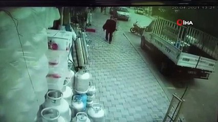 Rüzgarın uçurduğu çatının altında kalmaktan son anda kurtuldular...O anlar kamerada