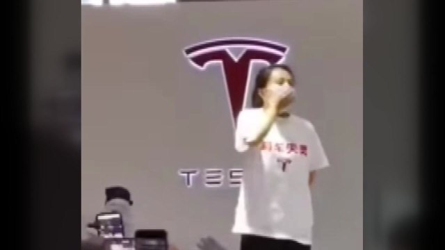 상하이 모터쇼서 '테슬라 결함' 기습시위 차주 구류 5일 / YTN