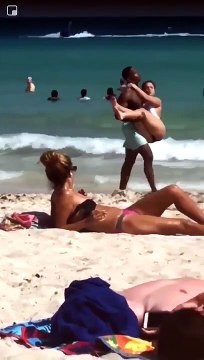 Un couple joue à saute-mouton sur la plage et c'est le drame. Gamelle de sa vie