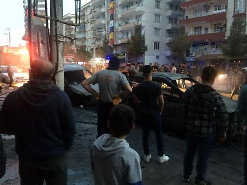 Trafo bomba gibi patladı, 3 araç alevlere teslim oldu
