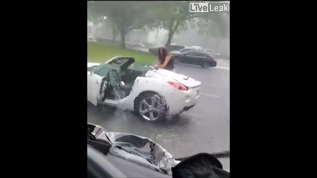 Quand tu oublies de recapoter sous l'orage... pauvre voiture de riche