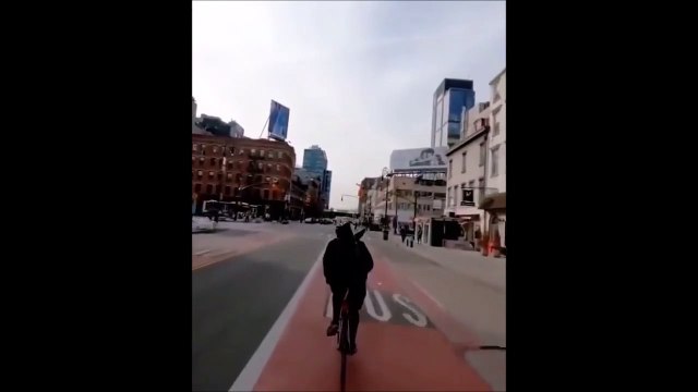 Ce cycliste s'amuse à griller des feux rouges et se fait punir !