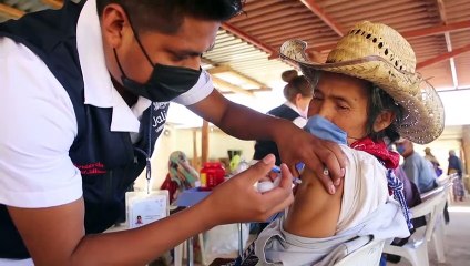 Presidente de México recibe vacuna contra covid-19 en público para convencer a escépticos