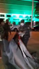 Momentos en que desmantelan campamento procausales  frente al Congreso Nacional