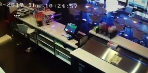 Ölümü göze alıp silahlı soyguncuya direndi