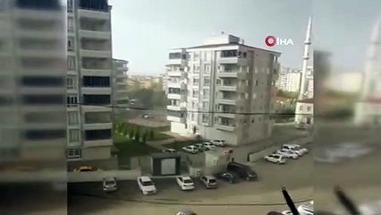 Çatının uçma anları kamerada