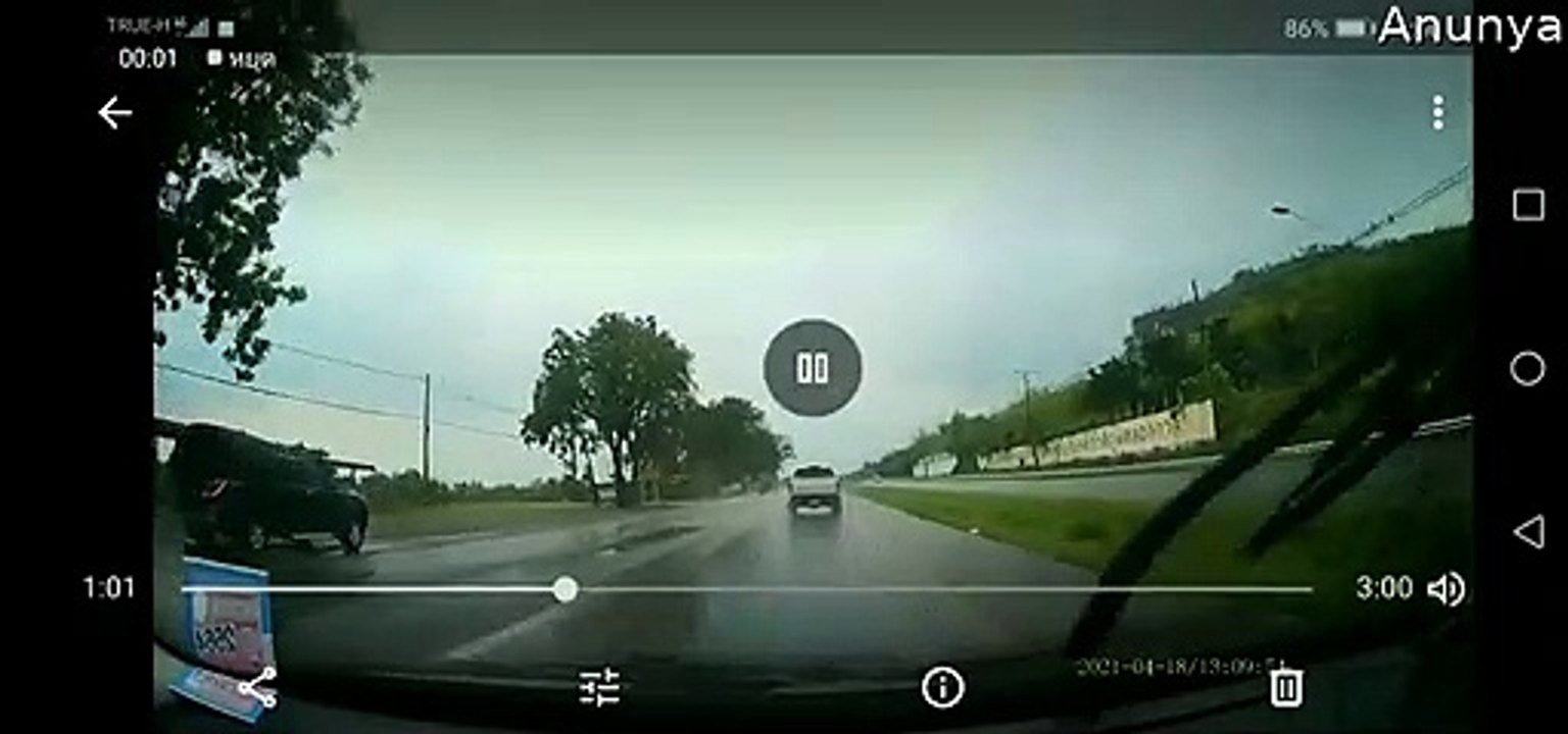 Truck Loses Tire and Creates Close Call for Pedestrians video Dailymotion