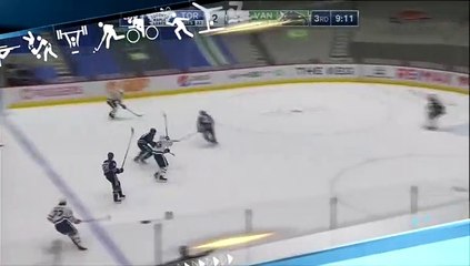 [스포츠영상] 아이스하키 골리의 '풍차돌리기' 수비