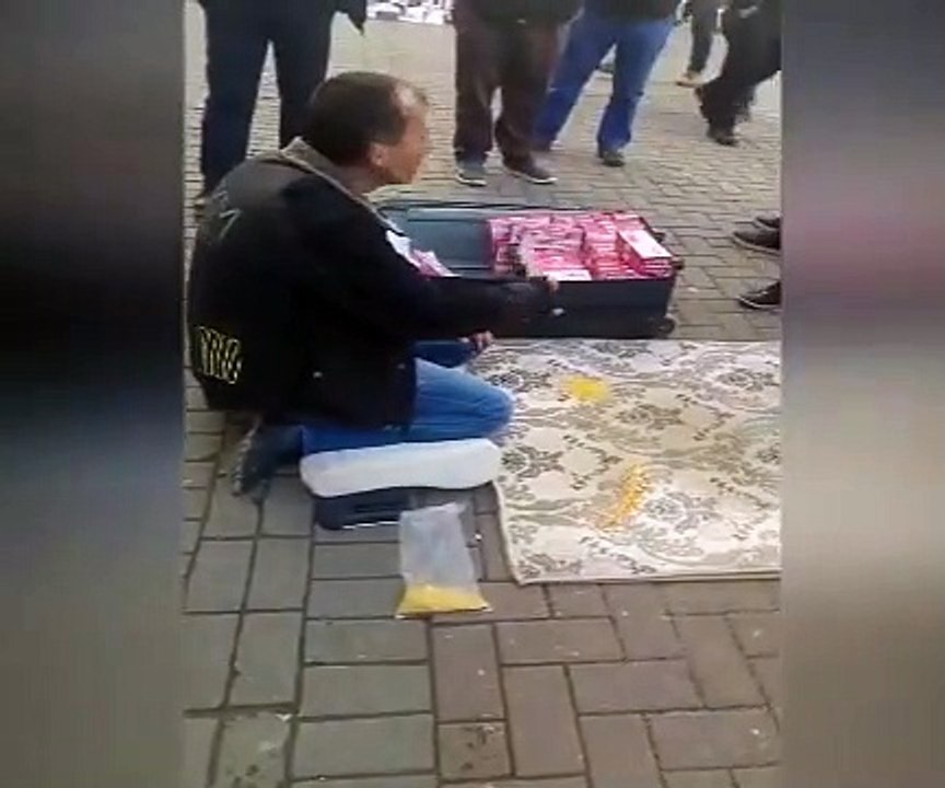 Seyyar satıcıdan muhteşem performans