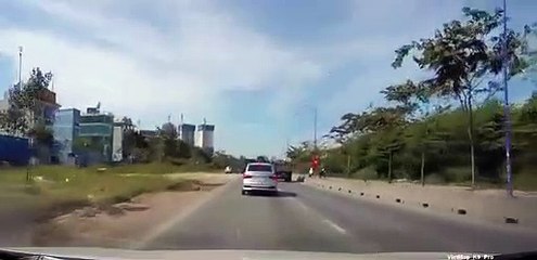 Işıklarda duramayan beton mikseri işte böyle devrildi