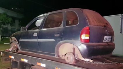 Corsa furtado é encontrado sem as rodas abandonado em estrada rural